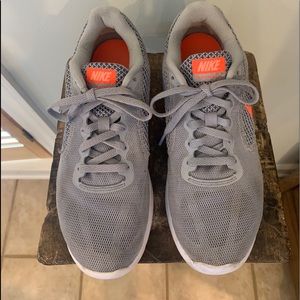Women’s Nike Revolution 3 Sz 7 (38) athletic shoes